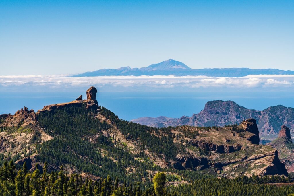 Vista del Roque Nublo y El Teide al fondo