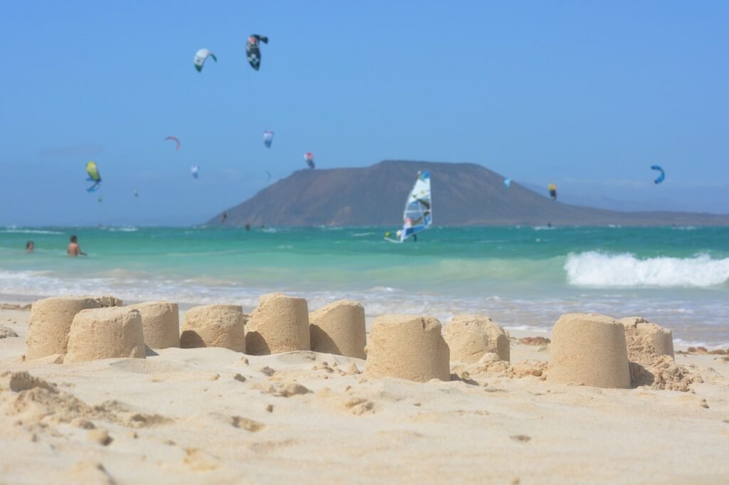 Personas haciendo windsurf y kitesurf en Fuerteventura