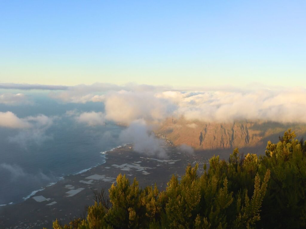 Mar de nubes en el valle de El Golfo en El Hierro