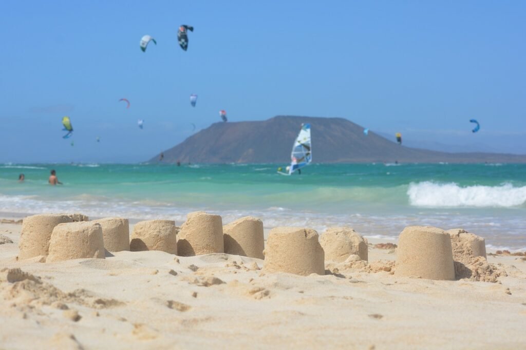 Windsurf y kitesurf en una playa de las Dunas de Corralejo