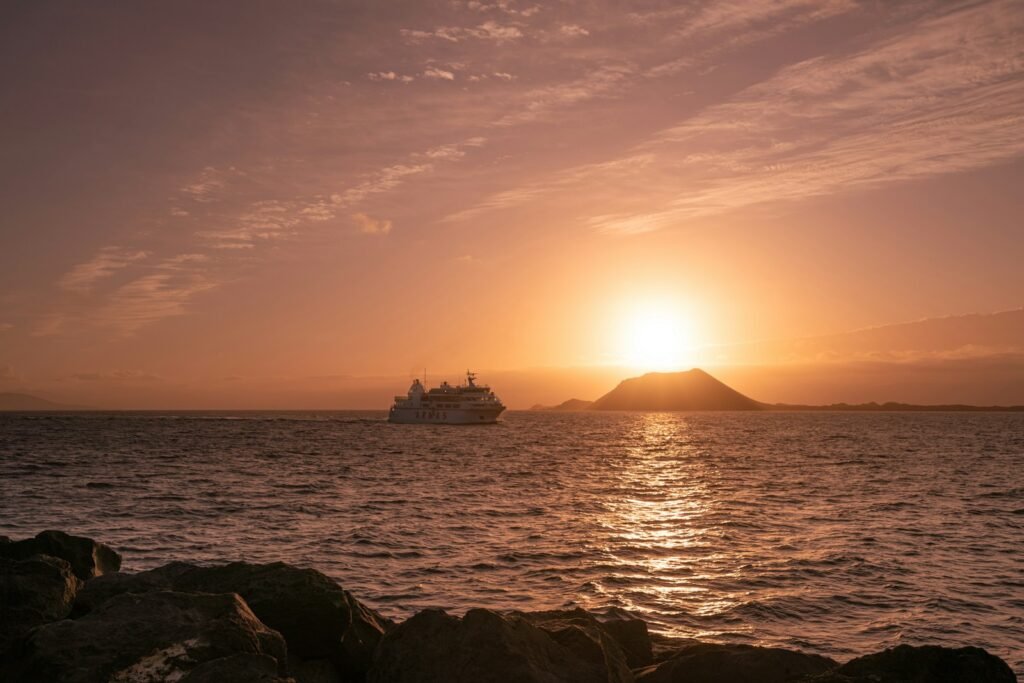 Atardecer con el barco que une las islas de Fuerteventura y Lanzarote